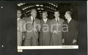 Fotografia d epoca originale 1950 MILANO Sindaco Antonio GREPPI accoglie GHIRINGHELLI e CANTELLI Foto 1