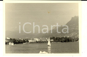 Fotografia d epoca originale 1960 ca LUGANO Veduta sul lago con barca a vela Fotografia VINTAGE 10x7 cm 1