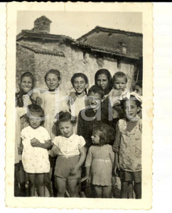 Fotografia d epoca originale 1940 AREA LOMBARDA Gruppo di bambini in una cascina Foto grafia anonima 7x8 1