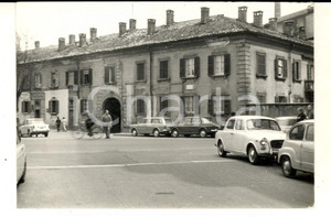 Fotografia d epoca originale 1964 MILANO SPARITA Veduta di una piazza con trattoria Foto VINTAGE 11x7 cm 1