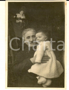 Fotografia d epoca originale 1940 ca AREA LOMBARDA Ritratto di una nonna con la nipote in braccio Foto 6x8 1