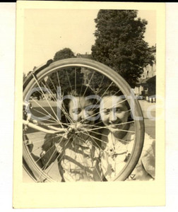 Fotografia d epoca originale 1940 ca AREA LOMBARDA Due ragazze e una bicicletta Foto VINTAGE CURIOSA 7x8 1