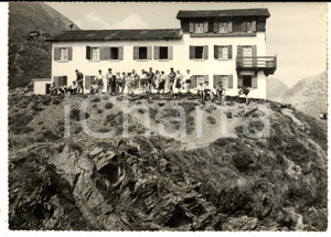 Fotografia d epoca originale 1950 ca TRENTINO Giovani escursionisti presso un rifugio Foto VINTAGE 18x13 1