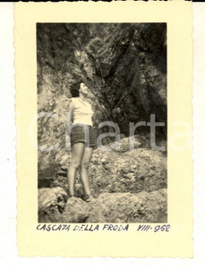 Fotografia d epoca originale 1952 CASCATA DELLA FRODA Ritratto di una giovane donna Foto VINTAGE 6x10 1