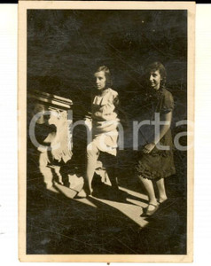 Fotografia d epoca originale 1927 SAN VITTORE OLONA Coppia di fanciulle su una scala Foto VINTAGE 6x8 cm 1