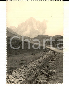 Fotografia d epoca originale 1950 ca PASSO ROLLE TN Panorama con escursionisti in salita Foto VINTAGE 6x10 1