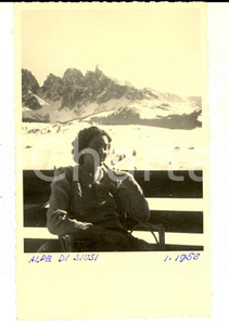 Fotografia d epoca originale 1955 ALPE DI SIUSI Ritratto di donna con le piste sullo sfondo Foto cartolina 1
