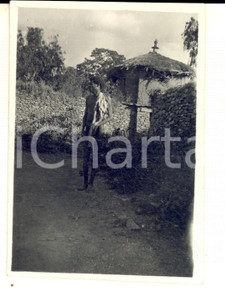 Fotografia d epoca originale 1940 ca AOI ERITREA Giovane indigeno nel proprio villaggio Fotografia 9x6 cm 1