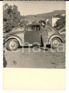 Fotografia d epoca originale 1955 ca AREA LIGURE Ritratto di donna con il suo Maggiolone Foto VINTAGE 8x10 1