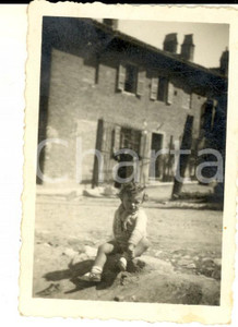 Fotografia d epoca originale 1940 ca AREA LOMBARDA Bambina sull aia di una cascina Foto VINTAGE 6x8 1