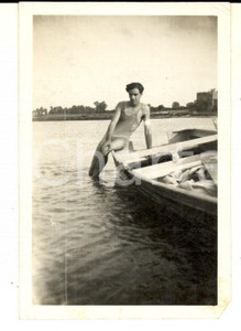 Fotografia d epoca originale 1932 AREA LOMBARDA Ritratto di giovane con una barca sul lago Foto VINTAGE 6x8 1