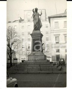 Fotografia d epoca originale 1962 MILANO Piazza Mentana con il monumento ai Caduti Foto VINTAGE 8x10 1