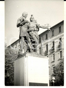 Fotografia d epoca originale 1961 MILANO PORTA ROMANA Il monumento ai Caduti Foto VINTAGE 8x10 1