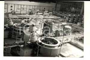 Fotografia d epoca originale 1960 ca AREA LOMBARDA Interno di una fabbrica in attività Foto VINTAGE 11x8 cm 1