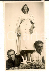 Fotografia d epoca originale 1930 ca AREA LOMBARDA Due amici tra una donna Fotografia anonima 6x10 cm 1