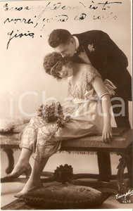 Cartolina originale da collezione 1925 ca INNAMORATI Effusioni su una panca Cartolina FP NV 1