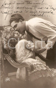 Cartolina originale da collezione 1920 ca INNAMORATI Bacio sulla poltrona Cartolina FP NV 1