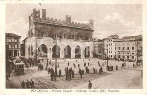 Cartolina originale da collezione 1935 PIACENZA Tram e passanti in Piazza Cavalli  Palazzo Gotico Cartolina FP NV 1