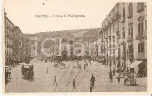 Cartolina originale da collezione 1902 NAPOLI Napoletani a passeggio su strada di PIEDIGROTTA Cartolina FP VG 1