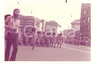 Fotografia d epoca originale 1973 MILANO  SAN BABILA Marcia dei bersaglieri e fotoreporter Foto 12x9cm 1