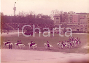 Fotografia d epoca originale 1975 ARENA DI MILANO Carabinieri a cavallo sfliano in cerchio Foto 12x9cm 1