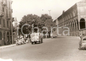 Fotografia d epoca originale 1962 MILANO Camion davanti al vecchio OSPEDALE MAGGIORE Foto 10x7cm 1