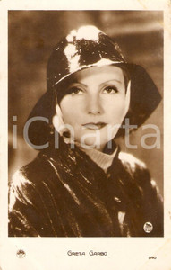 Cartolina originale da collezione 1925 ca CINEMA Attrice Greta GARBO indossa cappello da pioggia Cartolina FP NV 1