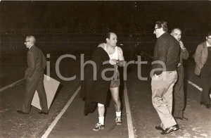 Fotografia d epoca originale 1955 ca PODISMO Atleta con cappotto e sigaretta dopo la gara Foto VARISCO 1