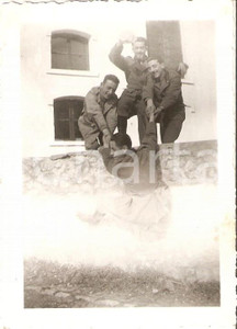 1940 ca 7° Reggimento Bersaglieri Salvataggio goliardico di un commilitone *Foto