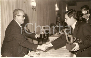 Fotografia d epoca originale 1967 ALMERIA Escuderia COSTA DEL SOL Roberto ANGIOLINI ritira un premio Foto 1