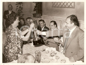 Fotografia d epoca originale 1970 ca MANTOVA Renata ANGIOLINI stringe la coppa tra le mani Foto JOLLY CLUB 1