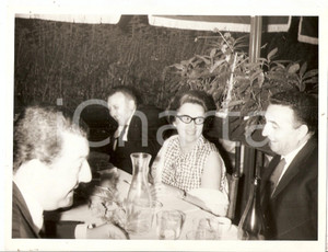 Fotografia d epoca originale 1965 ca JOLLY CLUB Mario e Renata ANGIOLINI al ristorante Foto RALLY 1