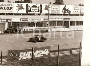 Fotografia d epoca originale 1970 ca AUTODROMO MONZA ? Auto sfreccia sulla pista  Insegna FIAT 124 Foto 1