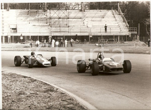 Fotografia d epoca originale 1971 AUTOMOBILISMO Gara durante la costruzione degli spalti Foto 1