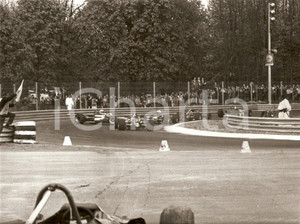 Fotografia d epoca originale 1970 ca AUTOMOBILISMO Auto fuoripista contro il fotografo Foto 1