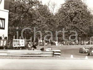Fotografia d epoca originale 1970 ca AUTOMOBILISMO Auto contro guard rail  Insegna TOTAL Foto 1