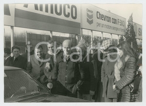 Fotografia d epoca originale 1970 ca JOLLY CLUB Paolo DE LEONIBUS riceve auto nuova con Maurizio VERINI Foto 1