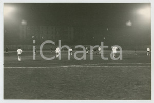 Fotografia d epoca originale 1965 ca JOLLY CLUB Partita di calcetto Paolo DE LEONIBUS in campo Foto 24x15 cm 1