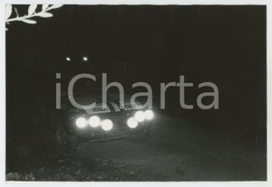 Fotografia d epoca originale 1965 ca JOLLY CLUB Lancia Fulvia CoupÃ© durante rally notturno Foto 1