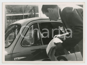 Fotografia d epoca originale 1965 ca JOLLY CLUB Giudice di gara disturba Mario ANGIOLINI Foto RALLY 1