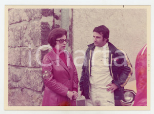Fotografia d epoca originale 1973 JOLLY CLUB Renata ANGIOLINI parla con un pilota di RALLY Foto 1