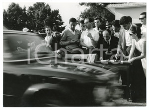 Fotografia d epoca originale 1965 ca RALLY Gara cronometro  Giudici controllano i tempi Foto JOLLY CLUB 1