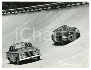 1965 ca 7° MOBIL ECONOMY RUN Mercedes Benz W112 contro PORSCHE durante gara Foto