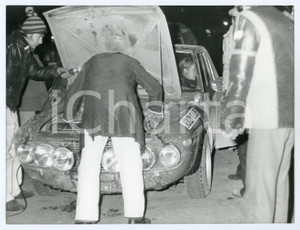 Fotografia d epoca originale 1965 ca JOLLY CLUB Meccanici controllano Lancia Fulvia CoupÃ© RALLY Foto 1