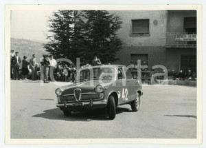 Fotografia d epoca originale 1965 ca RALLY Pubblico ammira ALFA ROMEO Giulietta in curva Foto JOLLY CLUB 1