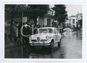 Fotografia d epoca originale 1965 ca JOLLY CLUB Alfa Romeo e distributore ESSO Foto RALLY 1