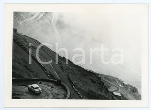 Fotografia d epoca originale 1965 ca RALLY Auto percorre tornante durante RALLY Foto aerea 1