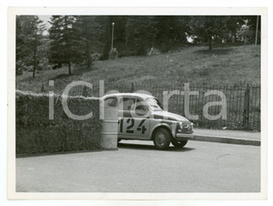 Fotografia d epoca originale 1965 ca JOLLY CLUB Gara di slalom per una FIAT 500 Foto RALLY 1