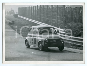 Fotografia d epoca originale 1965 ca RALLY Pubblico guarda FIAT 500 durante gara su circuito JOLLY CLUB Foto 1