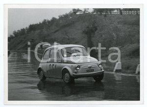 Fotografia d epoca originale 1965 ca RALLY Fiat 500 JOLLY CLUB durante una gara Foto 1